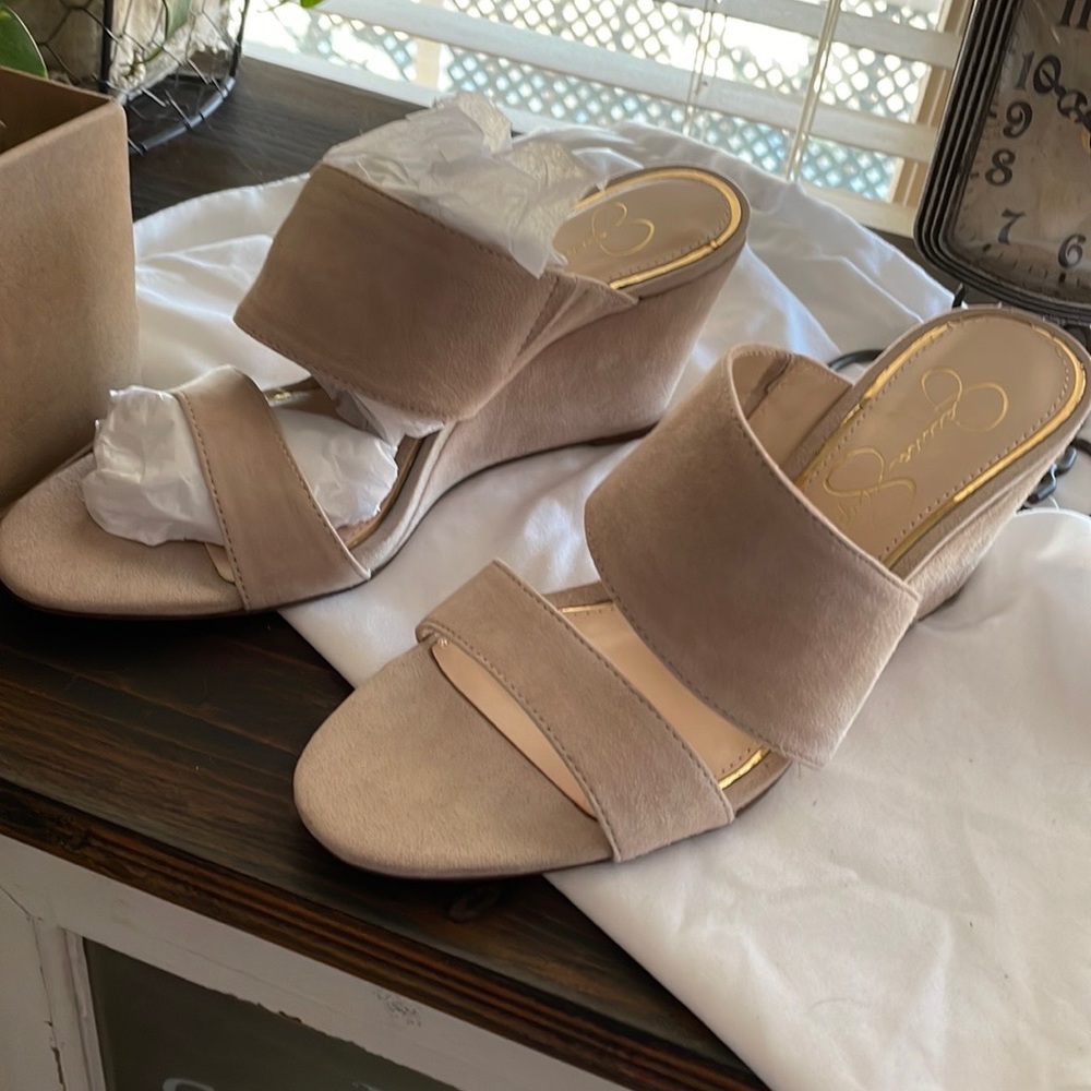 Jessica Simpson suede wedge women’s size 6 1/and a 3 inch heel color powder nude
